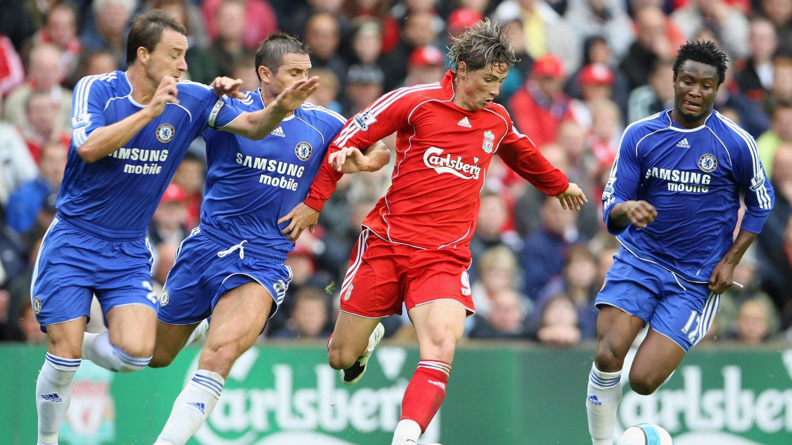 沃尔夫斯堡中场组织能力受到称赞，成为球队关键先生，沃尔夫斯堡队主客场球衣